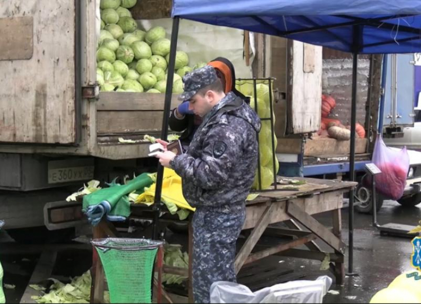 После рейда на рынках Ростова повестки в военкомат получили 46 мигрантов 