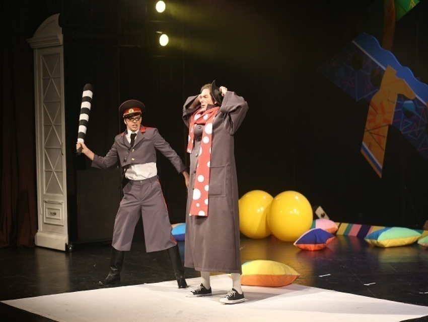 Невероятную историю показали ростовской детворе на сцене академического молодежного театра