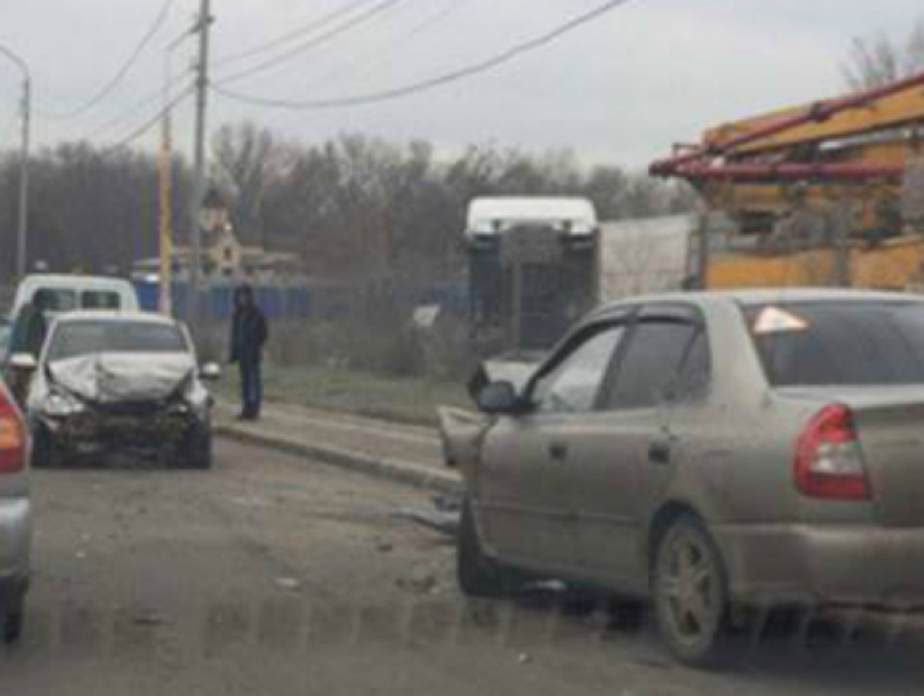 Два человека получили травмы в жутком лобовом ДТП с неуправляемым автомобилем в Ростове