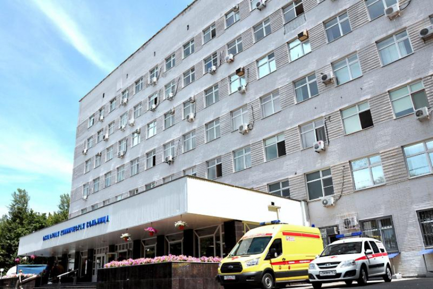 Пациент ковидного госпиталя в Ростове-на-Дону напал на врача и сорвал с него маску