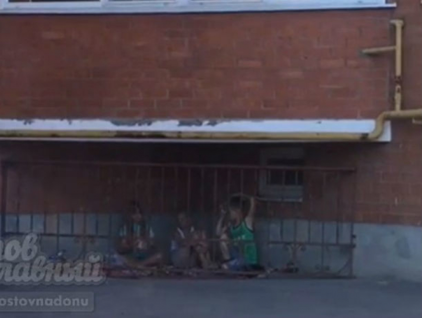 Детей посадили в клетку, решив обезопасить от тлетворного влияния жителей Ростова