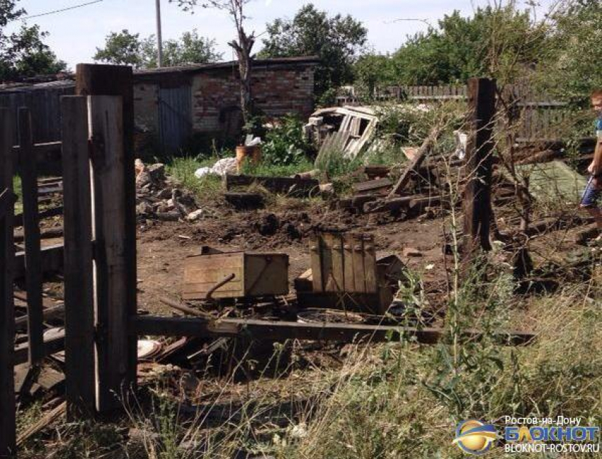 Первые фото с места падения снарядов из Украины на территорию жилого дома в Ростовской области
