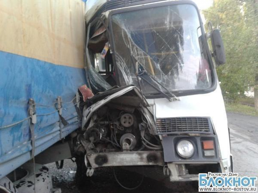 В Ростовской области автобус с сотрудниками компании «Глория Джинс» попал в ДТП: 5  пострадали 