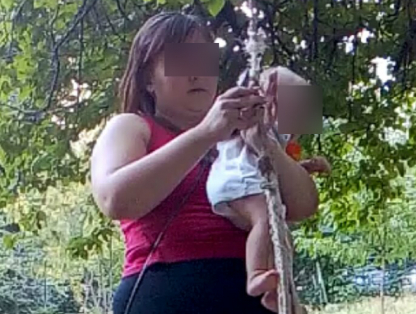 Агрессивная мамаша с ножом и младенцем на руках вступила в бой с девочками-подростками в Ростове