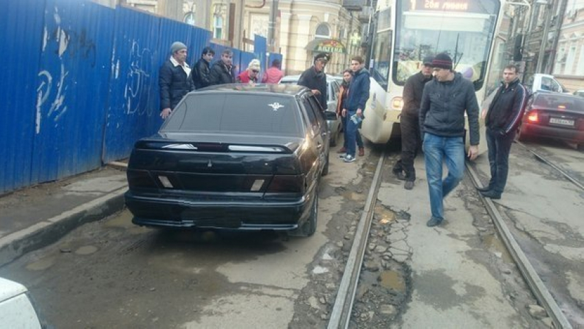 Машину, мешавшую проехать трамваю в Ростове, перенесли пассажиры