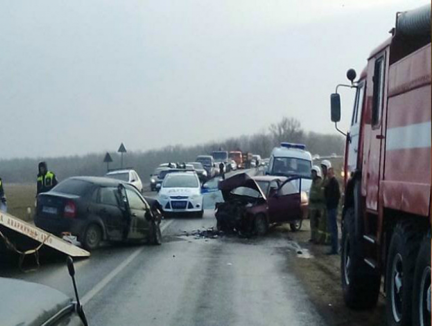Один мужчина погиб, другой пострадал в жестком столкновении на встречке автомобилей в Ростовской области
