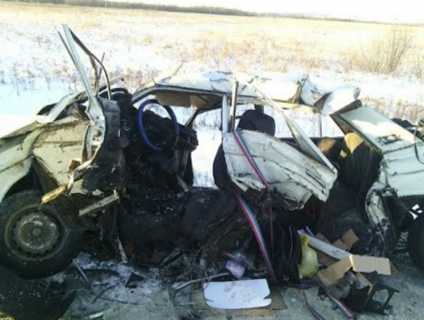 В жуткой аварии на встречке под Ростовом погиб водитель ВАЗа и два человека получили ранения