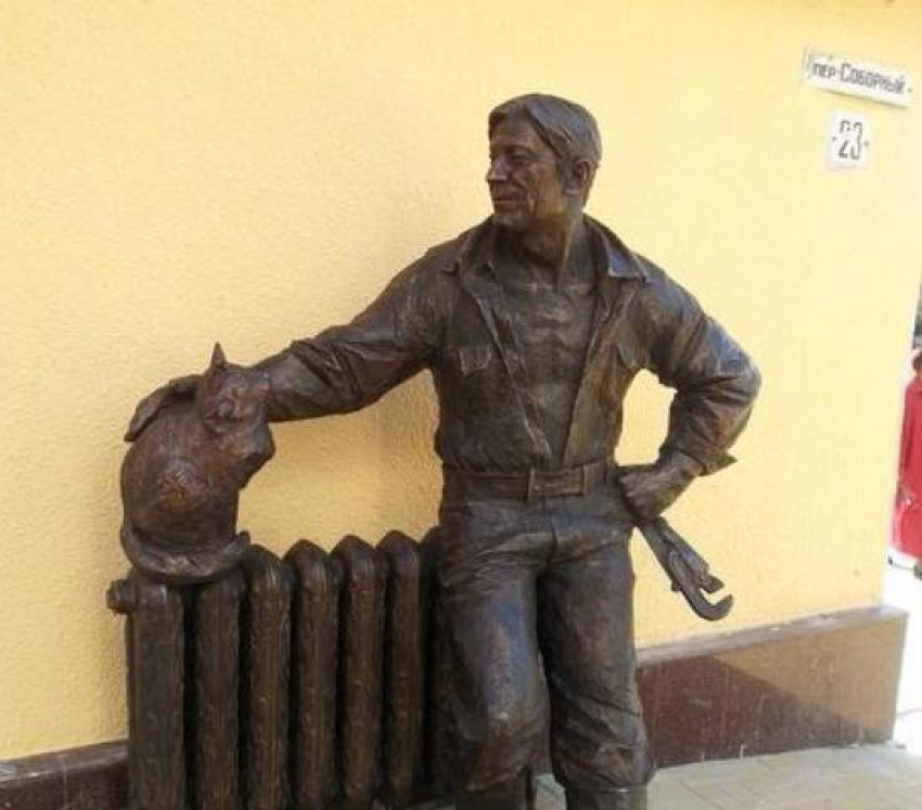 В Ростове на Соборном установили памятник сантехнику 