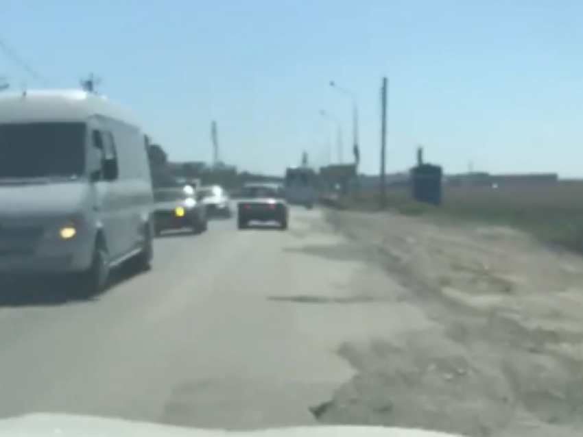 Разбитая дорога из Ростова в аэропорт «Платов» шокировала автовладельцев