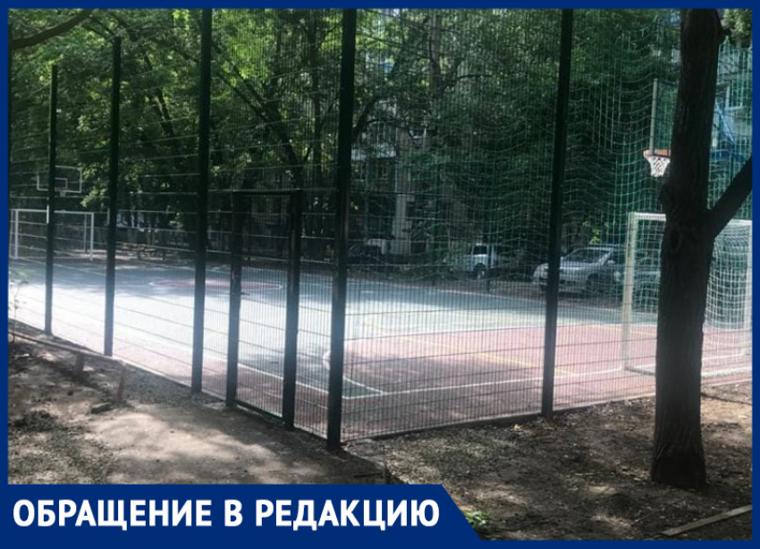 Детскую площадку в центре Ростова отремонтировали и закрыли на замок 