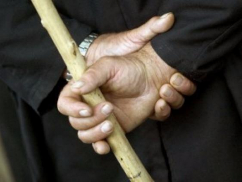 Батайчанин избил приятеля  лопатой и украл у него 230 тысяч 