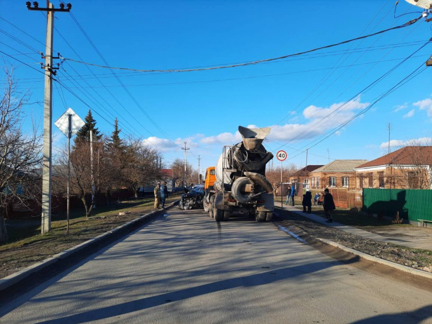 Трое маленьких детей и двое взрослых попали в больницу после ДТП с КАМАЗом под Ростовом