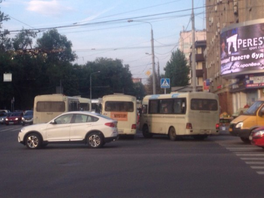 Водителей, высаживающих пассажиров на переходе, вновь оштрафовали