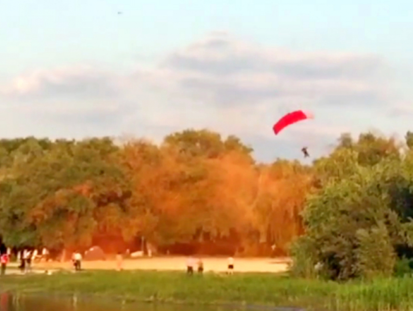 Выполнявший трюки на парашюте мужчина разбился во время празднования дня города в Ростовской области