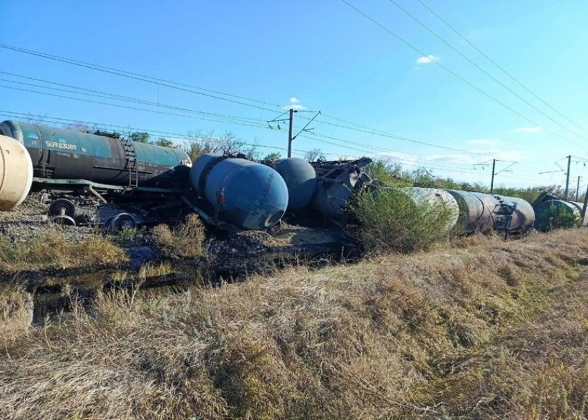 После крушения цистерн с бензином пассажирские поезда пустили в обход Волгодонска через Ростов 