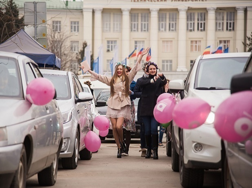Впервые «хорошие девочки» устроили розовый автопробег по центру Ростова