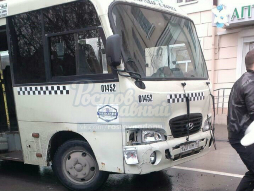 Маршрутчик на большой скорости протаранил автобус с пассажирами в Ростове
