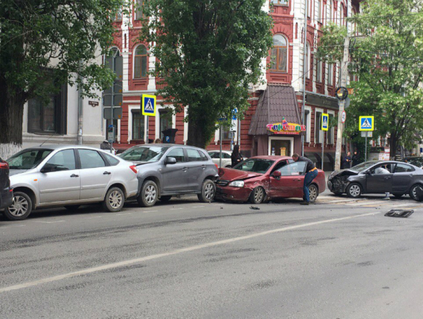 Массовую аварию с пятью автомобилями спровоцировала невнимательная водительница в центре Ростова