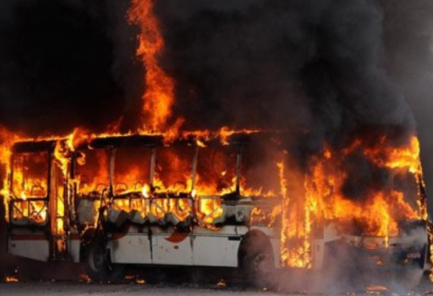 В Ростовской области сгорел рейсовый автобус, который перевозил спортсменов 