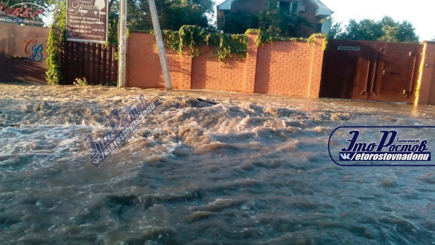 Прорыв «плотины» затопил улицу Каскадную в Ростове