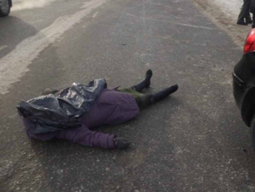 Загадочная женщина погибла под колесами иномарки на трассе Ростовской области