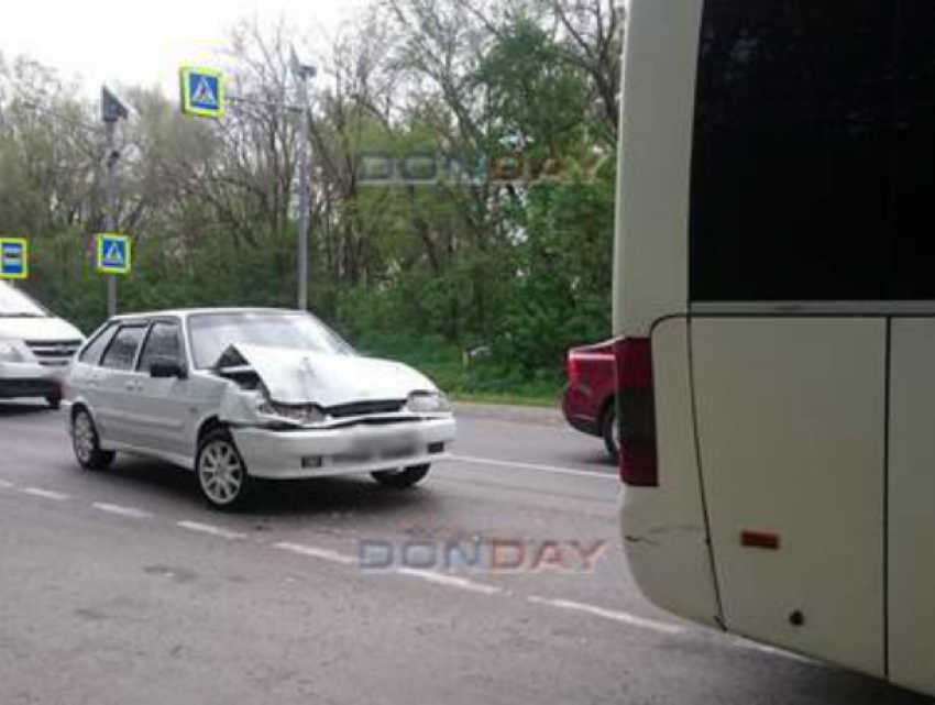 Легковой автомобиль врезался в пассажирский автобус на трассе в Ростовской области