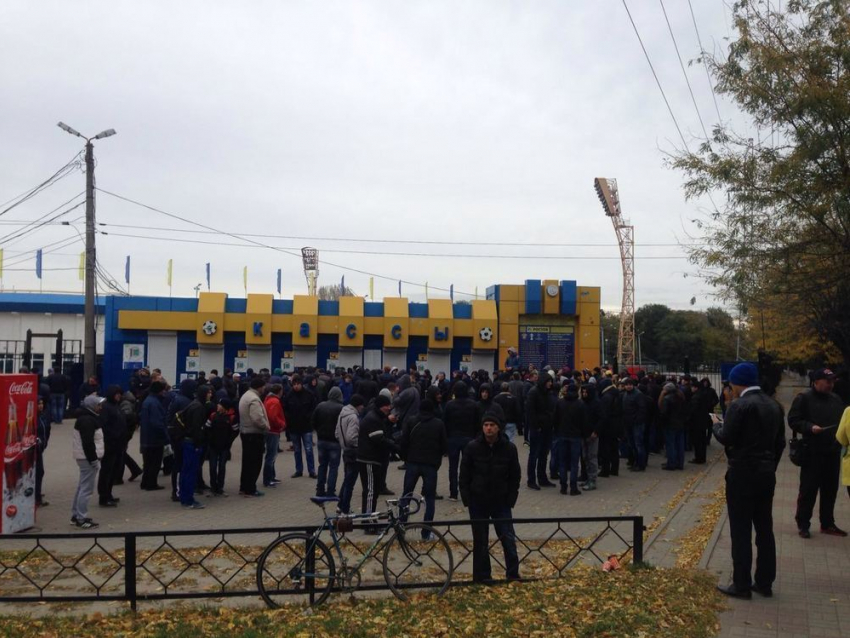 Очередь в пятьсот человек выстроилась у касс ростовского стадиона «Олимп-2»