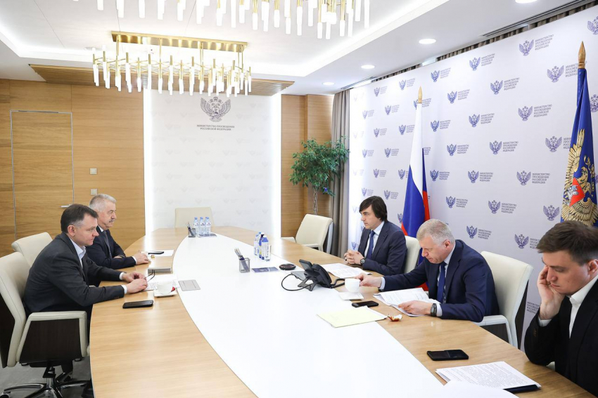 Слюсарь обсудил с министром просвещения РФ планы по строительству новых школ в Ростовской области