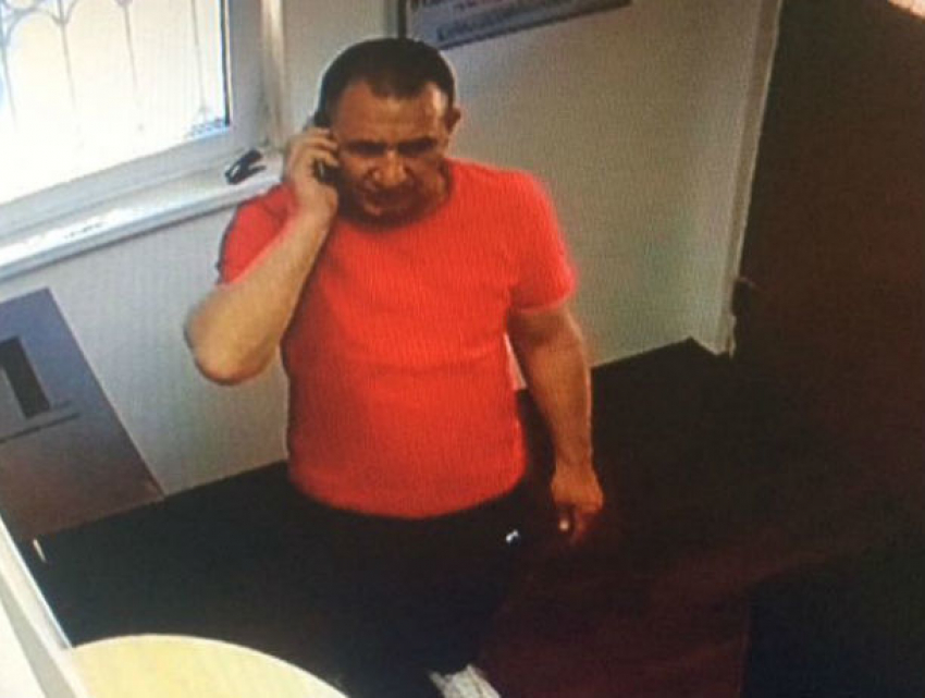 Мужчину с потрясающе ловкими руками фокусника «поймала» камера видеонаблюдения ломбарда в Ростове