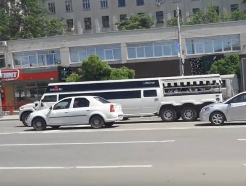 Шикарные покатушки ростовских школьниц на легендарном лимузине Hummer попали на видео