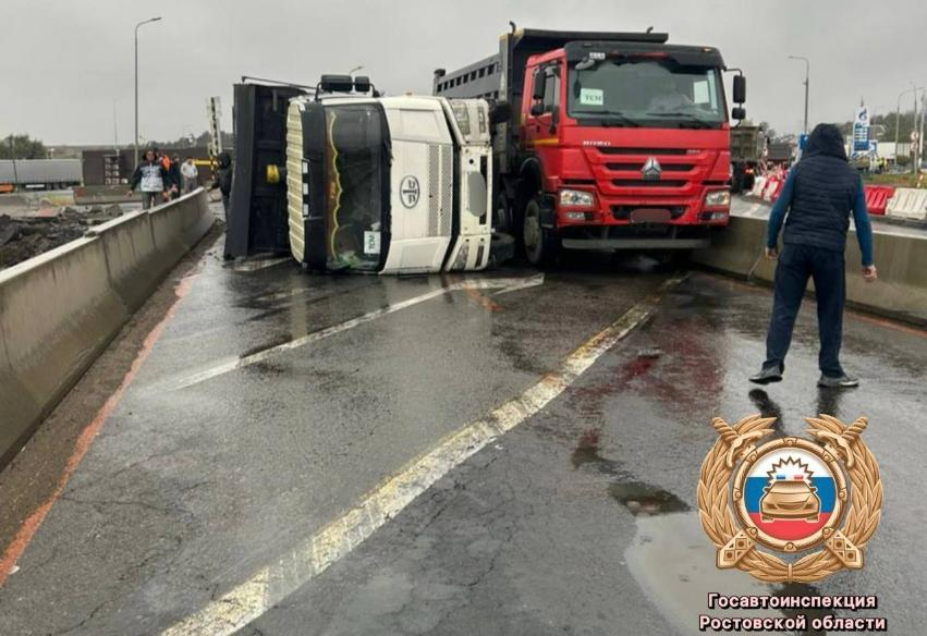 Фура опрокинулась на трассе М-4 «Дон»