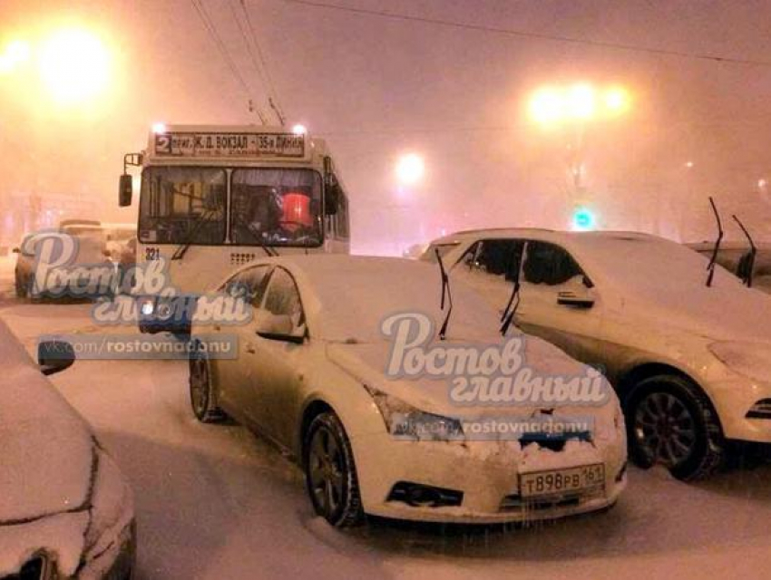 Брошенные в метель автомобили спровоцировали троллейбусную пробку на Театральной площади в Ростове 