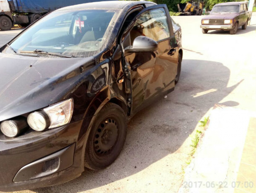 Нетрезвая автоледи за рулем Mitsubishi Pajero аварийно затормозила о стоящий автомобиль в Аксае