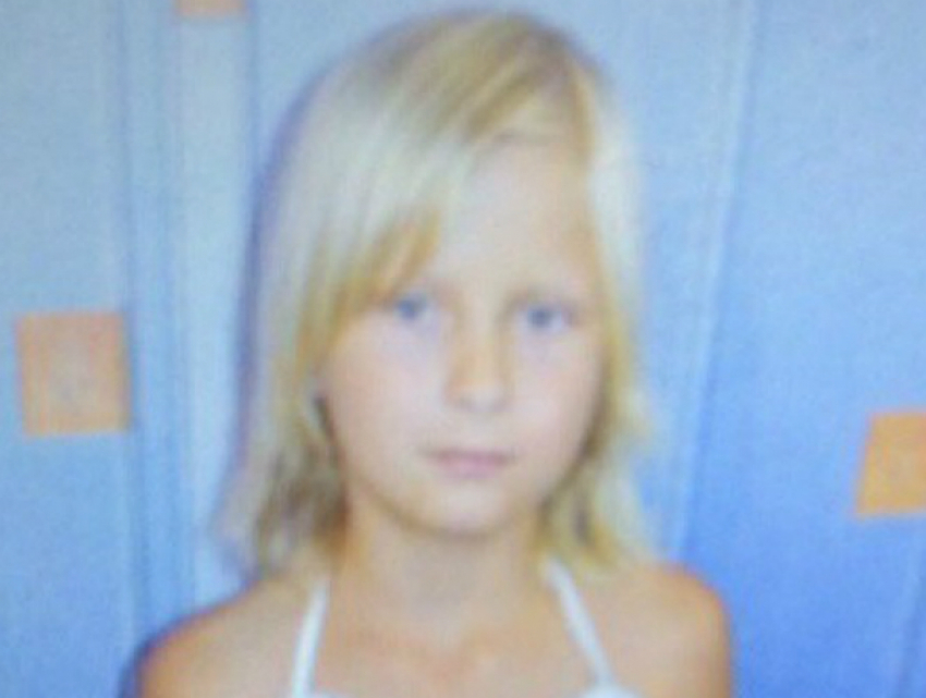 Десятилетняя девочка с голубыми глазами и шрамом на руке пропала в Ростовской области