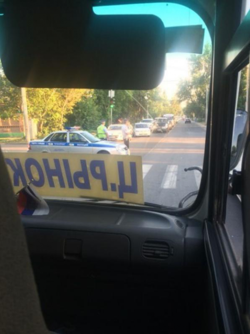 Из-за провала асфальта на проезжей части, на Вятской перекрыто движение