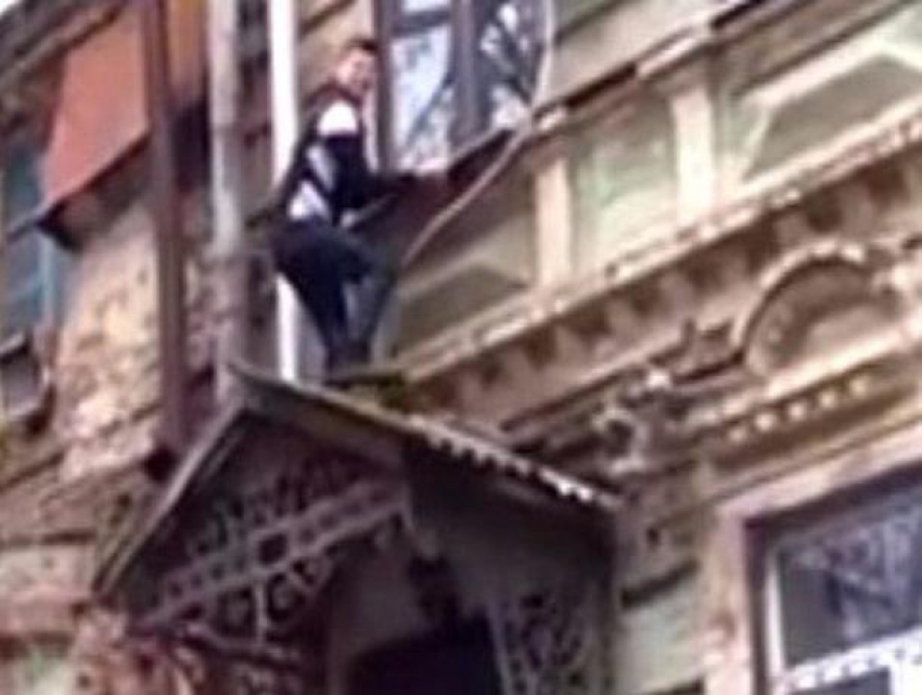 Молодой человек испуганно пытался влезть в окно второго этажа в центре Ростова и попал на видео