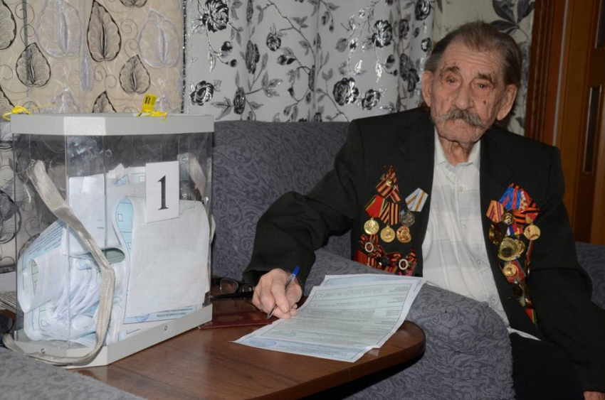 Старейший ветеран-фронтовик региона проголосовал на выборах депутатов донского парламента