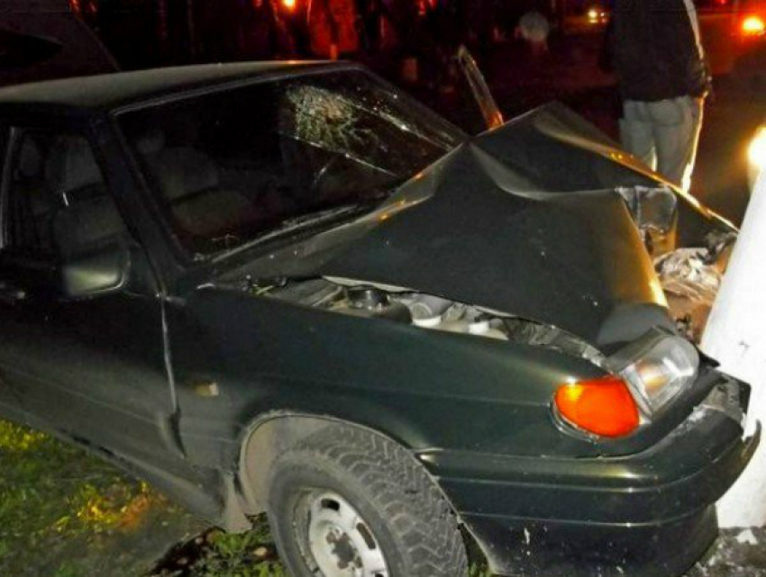 Водитель «Лады» покалечил свою пассажирку скоростным ударом о столб на трассе под Ростовом