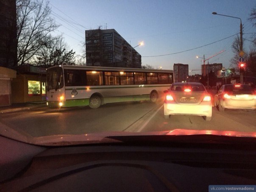 Ростовский автобус перегородил половину дороги: образовалась пробка