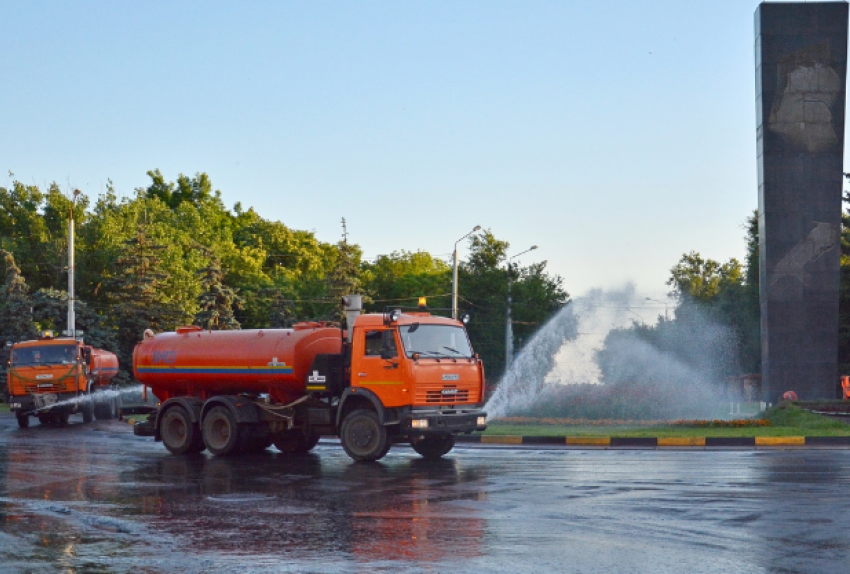 Улицы Ростова ежедневно моют и убирают 100 единиц коммунальной техники 