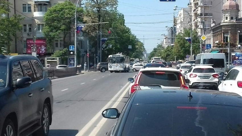 «Мертвый» троллейбус  создал огромную пробку в центре Ростова