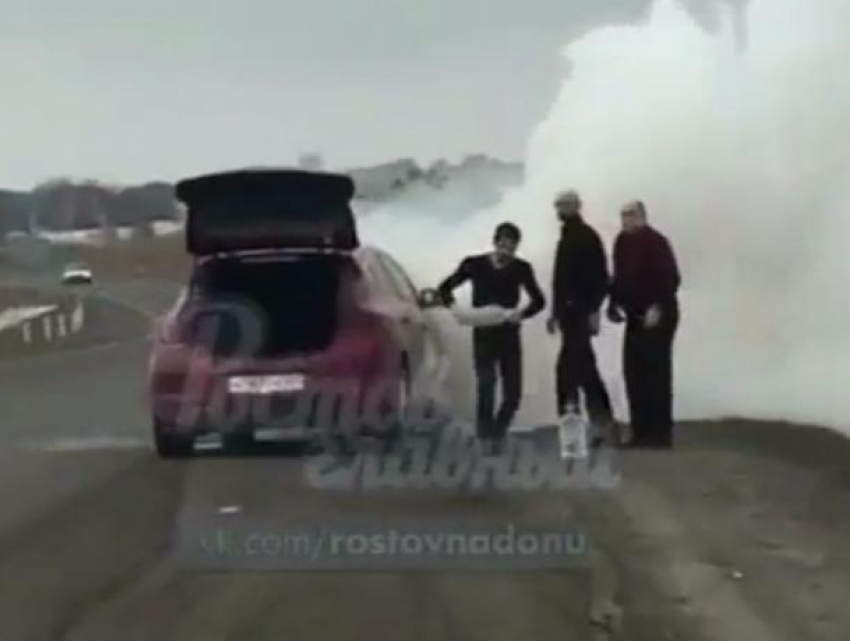Загоревшийся на ходу автомобиль на трассе в Ростовской области сняли на видео