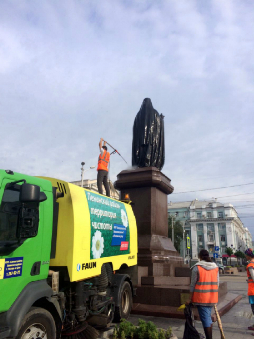 Рабочие устроили банный день памятнику на Соборной площади в Ростове