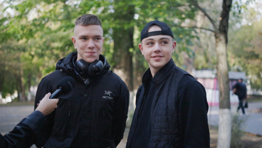 Ростовчане поздравили своих первых педагогов с Днем учителя