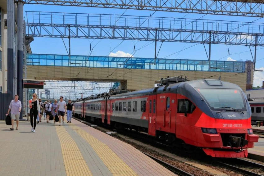 На Дону грузовой поезд насмерть сбил 20-летнюю девушку