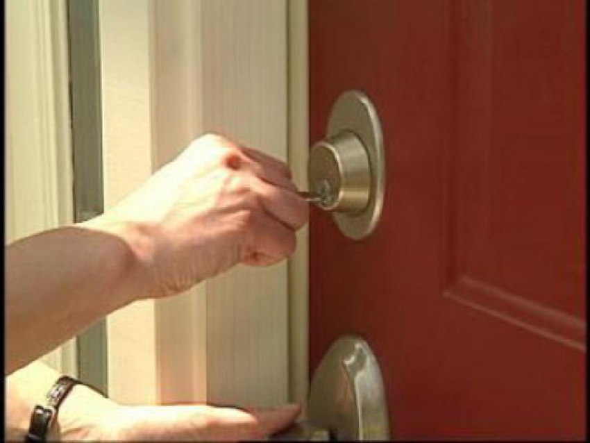 В Ростовской области пенсионер проник в чужую квартиру через открытую дверь