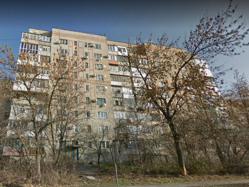 Взрыв разрушил два этажа в многоквартирном доме в городе Шахты Ростовской области