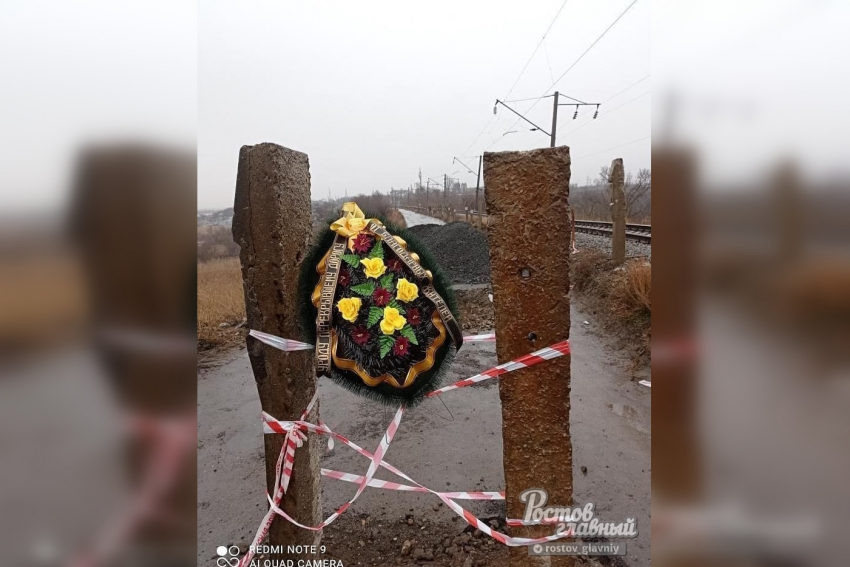 У закрытого объезда через Каратаево повесили траурный венок