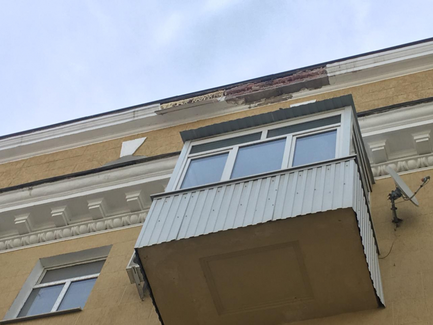 В центре Ростова от дома отвалился кусок карниза