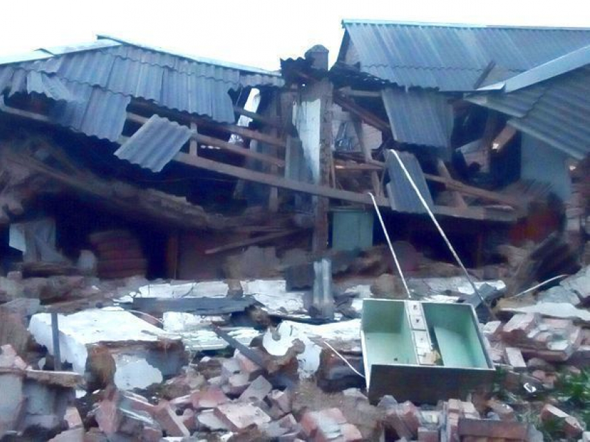 Взрыв газа разрушил кирпичное строение и травмировал мужчину в Ростовской области